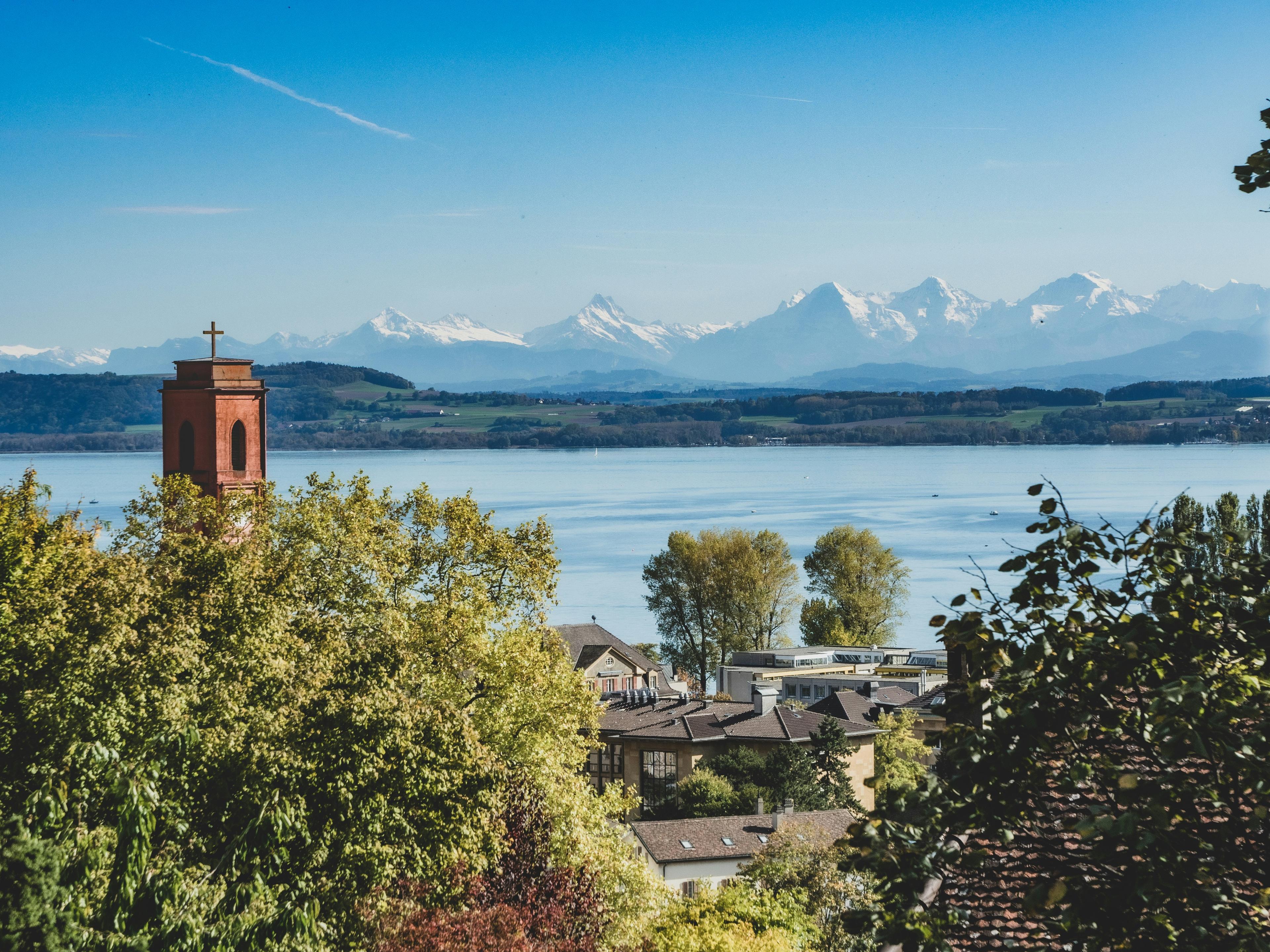 Vue aérienne de la ville de Lausanne avec le lac Léman